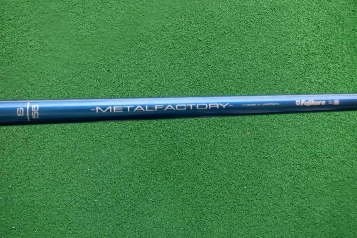 golfdaisuki2's tweet photo. METALFACTORY A10 -STR- ドライバーを試打しました。
美しいブルーが印象的で、他のメーカーでは見られない個性です。
飛距離性能や安定性も素晴らしく、美しさとのバランスがとれています。
#METALFACTORY #ドライバー https://t.co/FDctaB4Mul