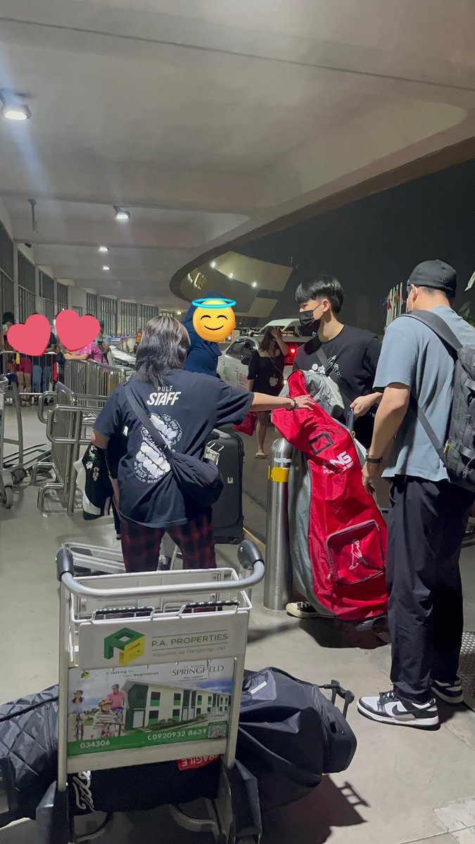 cloud_6104's tweet photo. The staff really handled the golf equipments of Chanyeol and Sehun with care 😭😭😭

SeChan really went all out in Golfing for their 1 week Back to Back fancon in 3 diff countries🤣

It feels like sending a National Athlete for an International competition 🤣 https://t.co/UwRl0r5d47