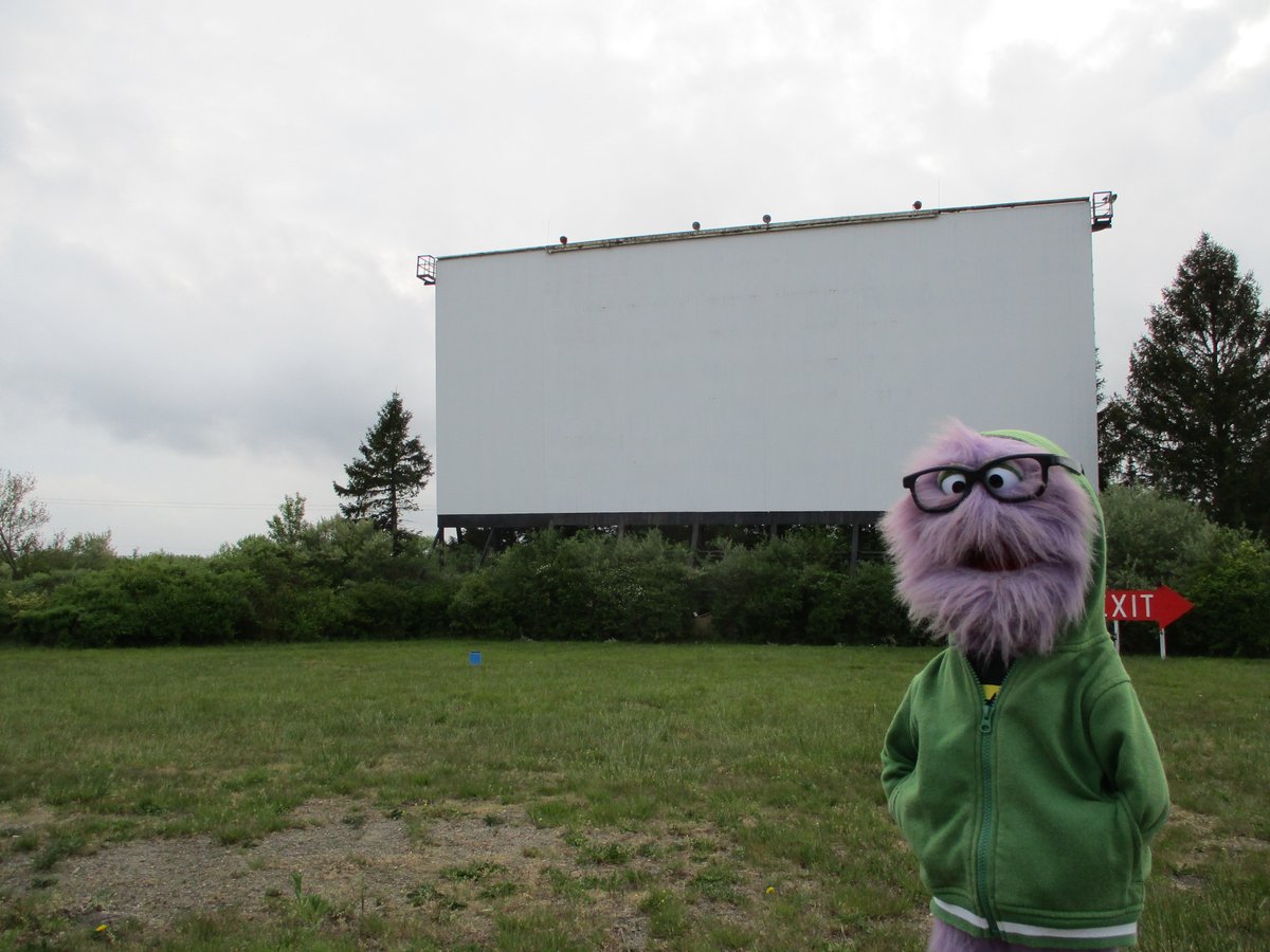 brotherzee's tweet photo. Smort Smortz visits the Mahoning Drive-In Theater for their incredible MUPPETS TAKE MAHONING event! @MahoningDIT #Mahoning #DriveIns #DriveInTheaters #35mm #Muppets #Puppets #Smortz #Smortzflicks https://t.co/CkRMMpQmaZ