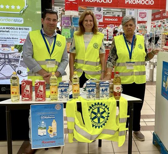 juniperoserraRC's tweet photo. Ante la necesidad de leche y aceite anunciada por el @bancomallorca  Banco Alimentos, nuestro club ha realizado este sábado una recogida de estos productos para paliar la carencia.

Muchas gracias a @alcampo por ayudarnos en esta iniciativa y darnos todas las facilidades. https://t.co/UbeMMO5OlI