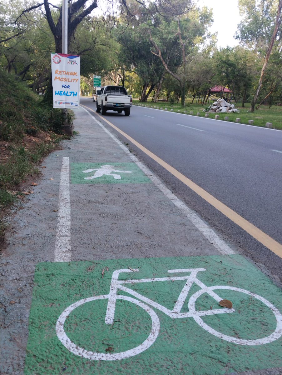 RoadCouncil's tweet photo. Road marking for cycle and walking lane. Road safty council during  #UNGRSW  request to govt for #RethinkMobility for #streeforlife we need this approach throughout the city and the country @RoadSafetyNGOs @grspartnership @avoidaccident @UNGRSW @UNRSC @GlobalRSLC https://t.co/d7cswfGgvq