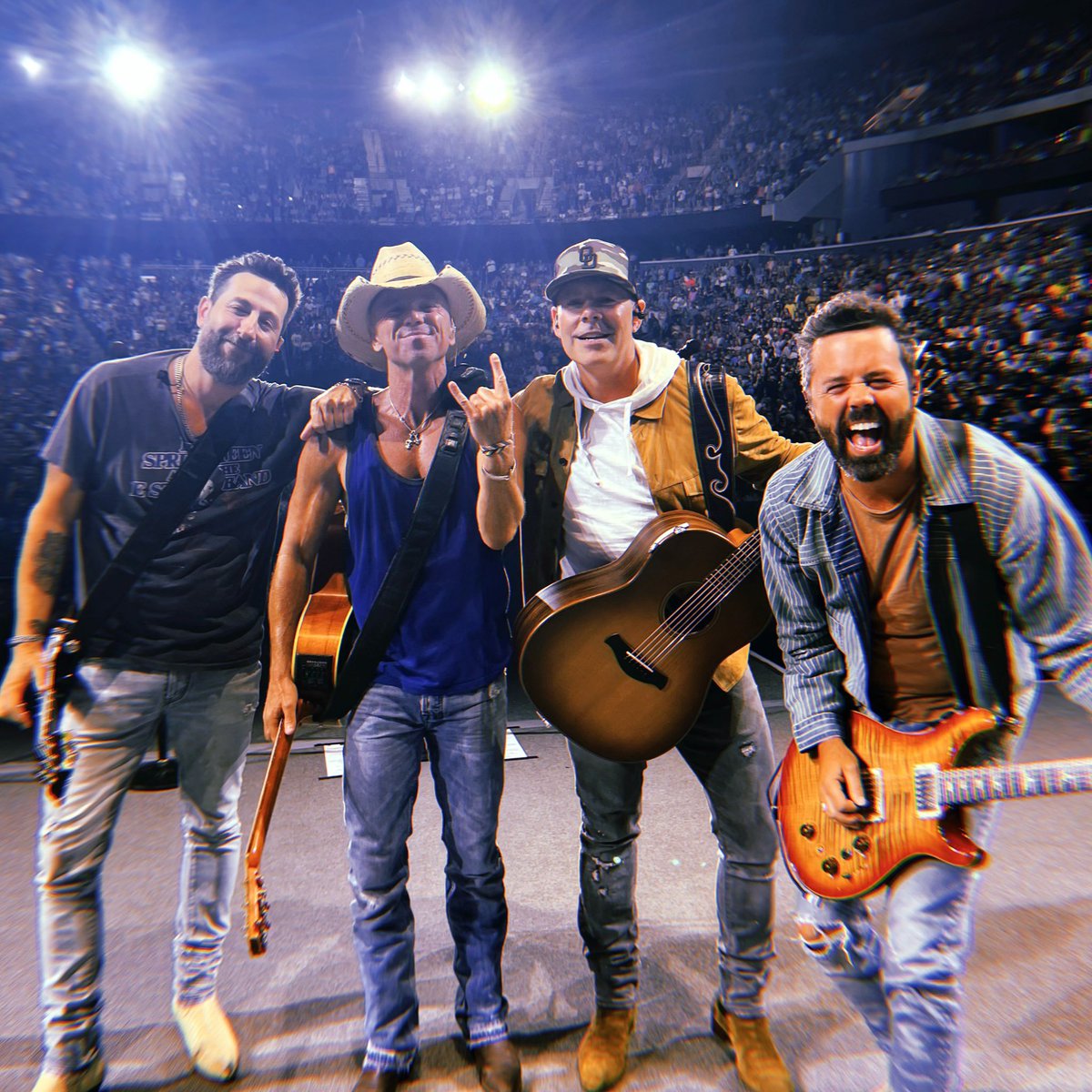 OldDominion's tweet image. A little Saturday night surprise for @kennychesney on the #IGOBACKTOUR. Thank you, Evansville, for welcoming us back to the @FordCenter.