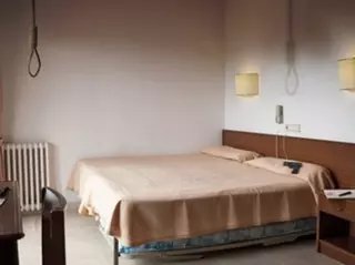 Hotel yazindua chumba cha kujiua kwa walichoka kuishi, l.kphx.net/s?d=8386890935… (From Phoenix APP)