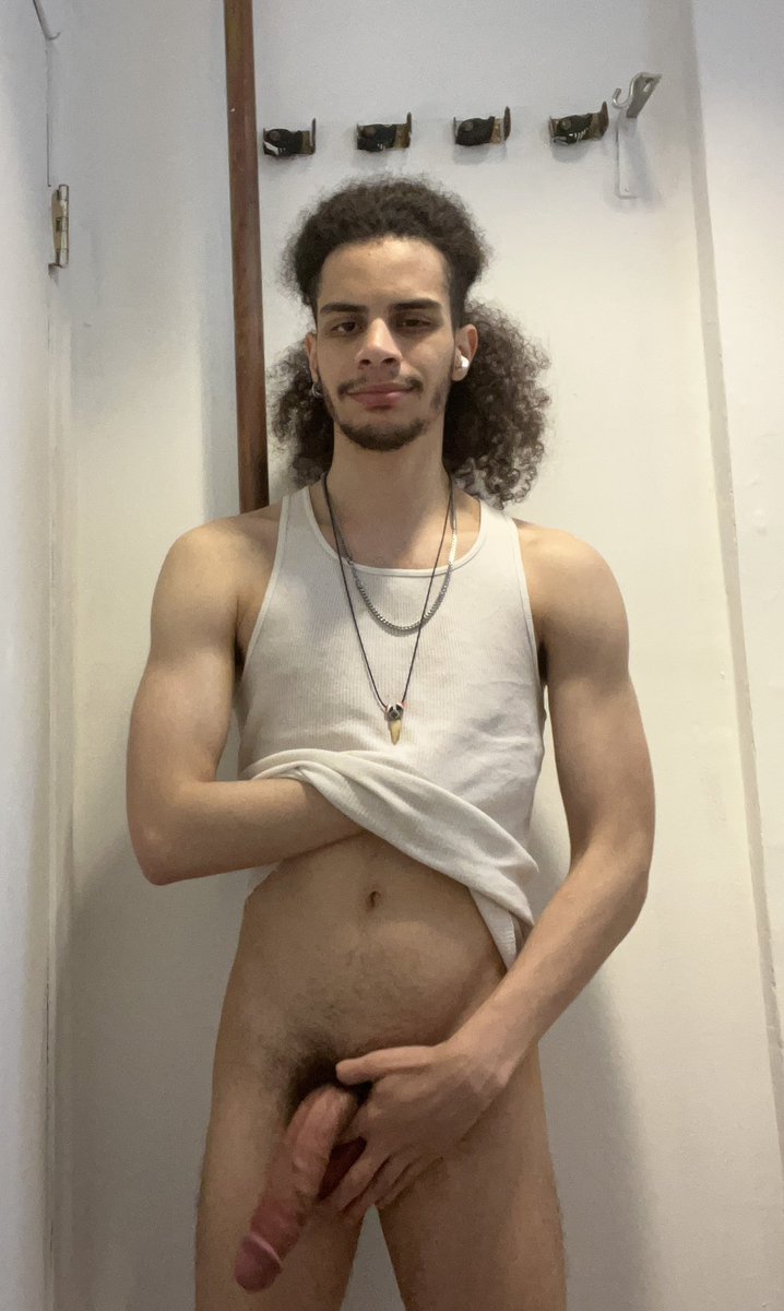 FEY_0H's tweet photo. Something about skinny boys . . . 🤔 https://t.co/AZKh1TCHQc