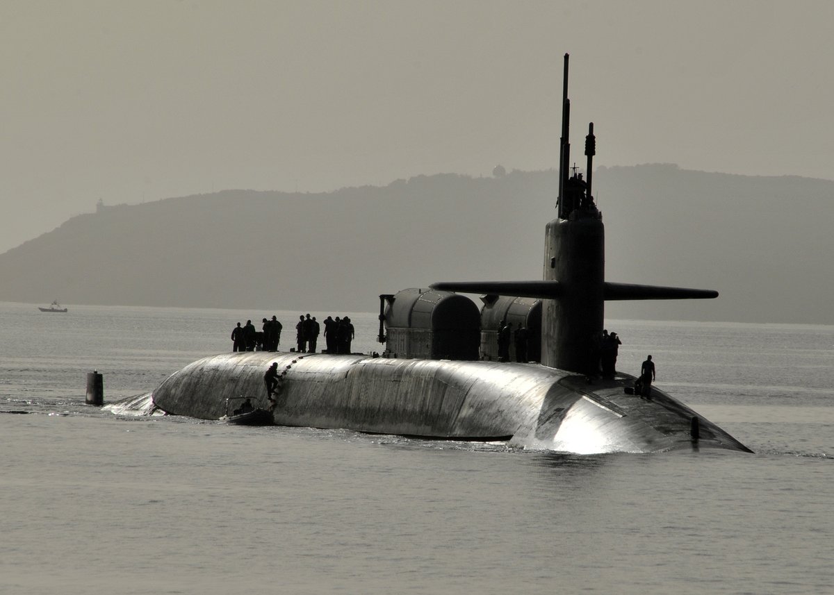 The first Ohio-class submarine to be used in combat pulling into Souda Bay ten years ago today.
𝘍𝘰𝘳𝘵𝘶𝘯𝘦 𝘍𝘢𝘷𝘰𝘳𝘴 𝘵𝘩𝘦 𝘉𝘳𝘢𝘷𝘦 - USS Florida (SSGN 728)
🇺🇸#USNavy #SUBGRU10 #SUBRON16 #SubSunday