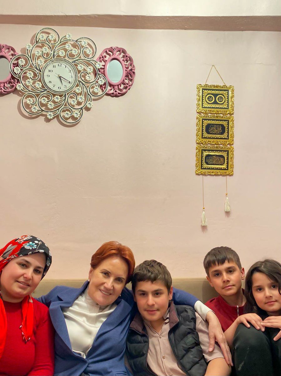 Bugün Güngören’de evleri ziyaret ettik. Genç bir çiftimizin de nişanına şahit olduk…

Kapıları tek tek çalacak, milletimizin derdine de mutluluğuna da ortak olmaya devam edeceğiz.

28 Mayıs akşamı tüm yüzleri güldüreceğiz!