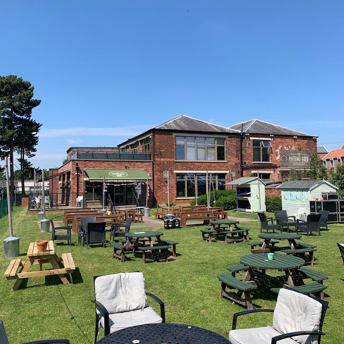 PottingShedBev's tweet image. 🌺WE ARE HIRING 🌺

-We are looking for Glass Collectors and Bar Backs ! 16+ !! 

- Are you a switched on, hard working individual and looking for weekend hours ? Get in touch at beverley@pottingshedbar.com  🍻

#BeverleyJobs #HullJobs #BarWork #Beverley