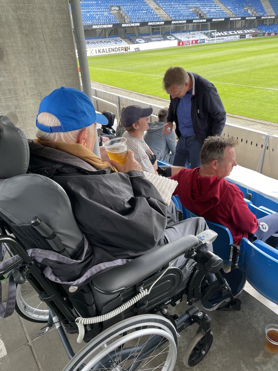 Saatterup's tweet photo. Super eftermiddag på #BlueWaterArena med den gamle, der var tilbage efter ca 1,5 år. Sejr og sol, en fadøl samt tilbage på 1. pladsen. What’s not to like @EsbjergfB #EfB https://t.co/KtkPYOHRMG