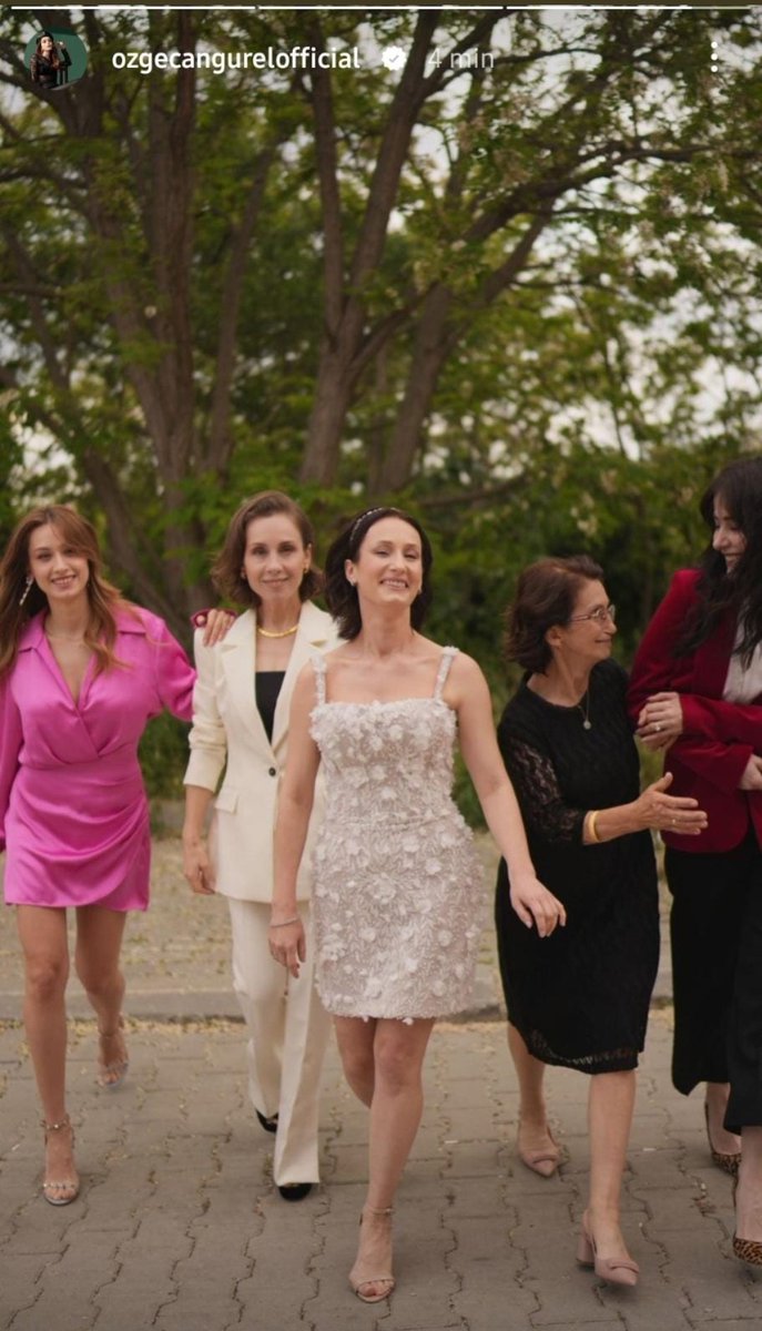 arem1956's tweet photo. Le donne di casa #Gürel #Semiz ❤️ sono fantastiche... !!! ✌️🫶🫶
Oggi c'è stato il fidanzamento della sorella di Özge.... #OlzemGürel https://t.co/RfsVBnPVCp