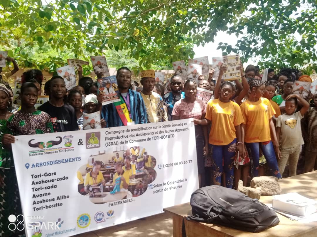 amjtoriofficiel's tweet photo. ASSOCIATION MAIRIE DES JEUNES DU BÉNIN (#AMJB) 🇧🇯
Les #adolescents et #jeunes apprentis de l'#arrondissement de AZOHOUE-CADA ont reçu ce vendredi 19 mai 2023, La #campagne de #sensibilisation sur la #sante #sexuelle et reproductive des adolescents et des jeunes (#SSRAJ). https://t.co/GdMKHxJ0P4