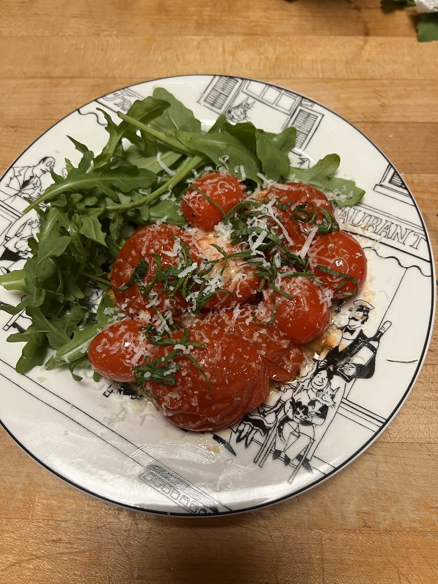 MydlandEyester's tweet photo. Arugula and Tomato salad paired with Fennel and Basil pasta https://t.co/lxSqU2s3du
