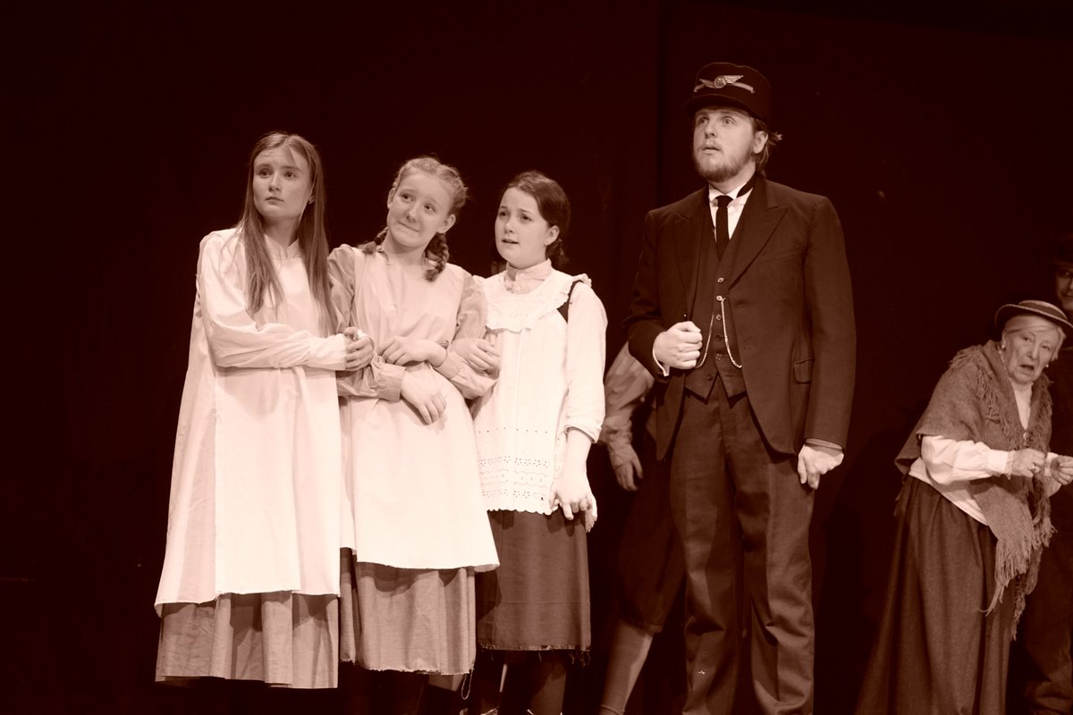 BehindTheArras's tweet photo. A tunnel rescue, a train crash averted quite brilliantly in the nick of time, an exiled Russian novelist and a miscarriage of justice righted, it has to be #TheRailwayChildren standing at the platform @HGLTBham in a splendid staging of a family favourite https://t.co/pA3nOgvvrf https://t.co/r8osVqKozs