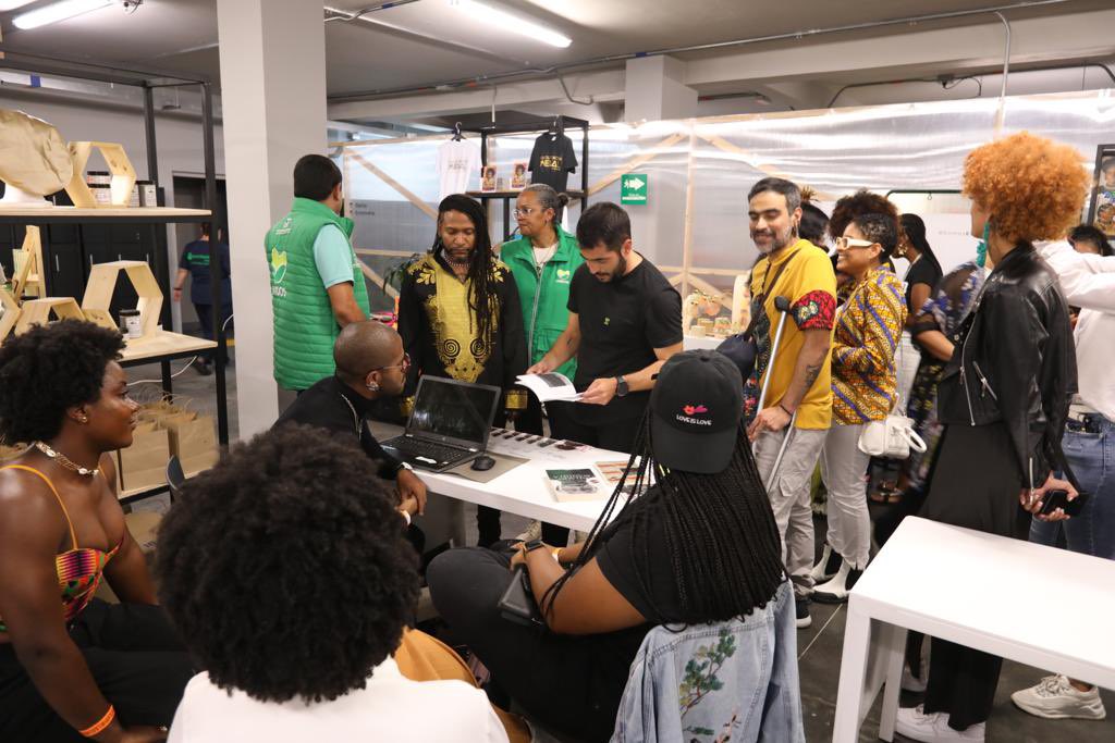 Pedro_HoGra's tweet photo. 🪘Artistas
👗Emprendedores
🥘Gastronomía
🎶Música
Así estamos viviendo el #NegroFest en las bodegas de @Comfama. Un gran día para resaltar la alegría, el sabor y la tradición afrocolombianidad en Antioquia. https://t.co/qHHwtvwNM7