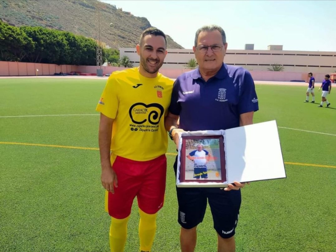 UDGomera1979's tweet photo. Empate a dos en la mañana de hoy frente al @nastcostaisoora . Logramos empatar faltando pocos minutos para acabar el encuentro.
Los goles fueron obra de Pulido y Rubén Zamora.
@dasapa10 jugó su último partido, y el club entregó placas de agradecimientos a varios miembros. https://t.co/mJPq4yiROG
