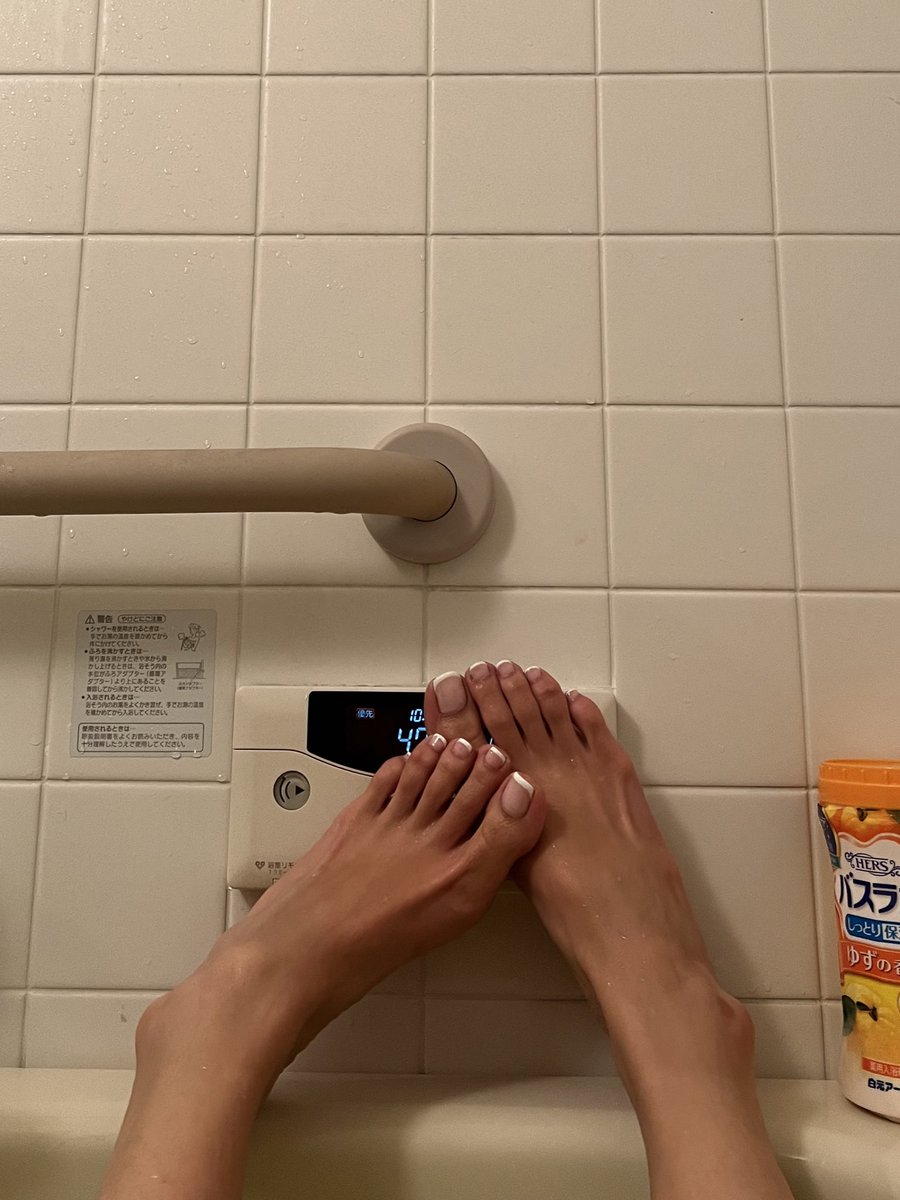 lehlanichan's tweet photo. First night @ gmas 💕 herbal bath felt so good 🛁 I love her !!!! And my cute toes 😜 https://t.co/VpgN8uh666