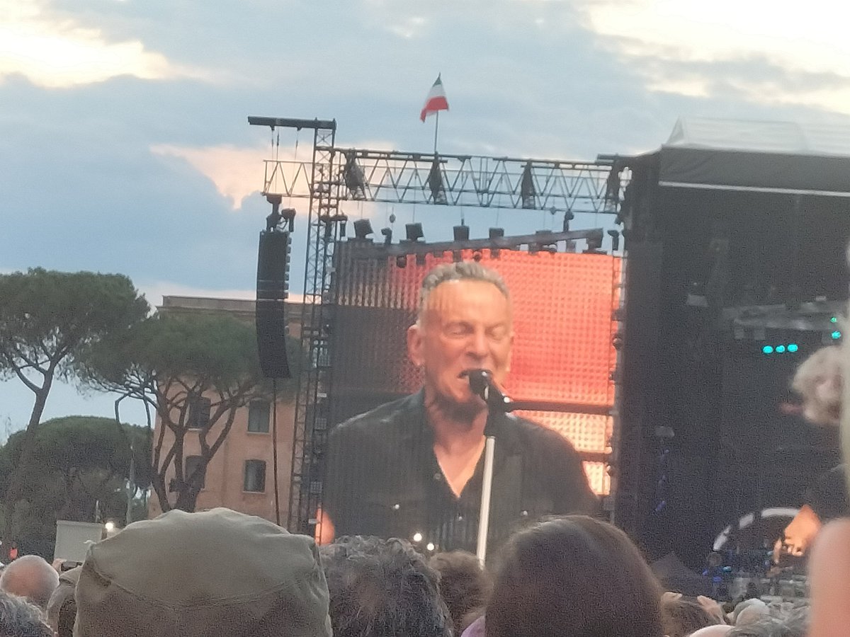 ValterBarosso's tweet photo. Su @springsteen e il concerto di stasera potrei dire tante cose. Mi limito ad una riflessione: auguro alle ragazze ed ai ragazzi di oggi di avere un artista che li possa accompagnare per tutta la loro vita, come il Boss ha fatto con me
#SpringsteenRome2023 https://t.co/TL9tnwZn4a