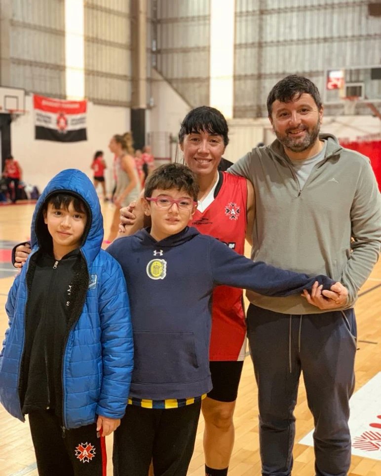 Agusbruera's tweet photo. Domingo de #basquet . Buen triunfo de las Pibas del +45 de  Alumni @anabel https://t.co/pbYLNABF2k