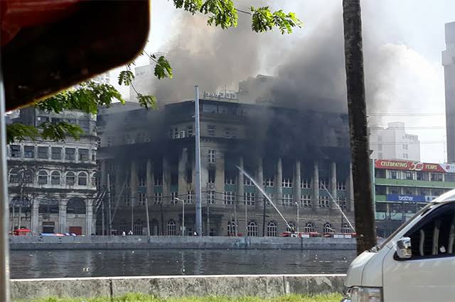 TheKejOfGlory's tweet photo. Sobrang consistently pabaya talaga ng Maynila sa heritage nito! Nasunog na ang Juan Luna Bldg/National Archives. At ngayon, parang WWII scene ang Mnl Post Office.

Demolitions at neglect ng heritage buildings, violations ng heritage law. Mnl is sacrificing culture for condos $$$. https://t.co/k8z419OU1t