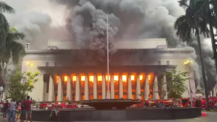 TheKejOfGlory's tweet photo. Sobrang consistently pabaya talaga ng Maynila sa heritage nito! Nasunog na ang Juan Luna Bldg/National Archives. At ngayon, parang WWII scene ang Mnl Post Office.

Demolitions at neglect ng heritage buildings, violations ng heritage law. Mnl is sacrificing culture for condos $$$. https://t.co/k8z419OU1t