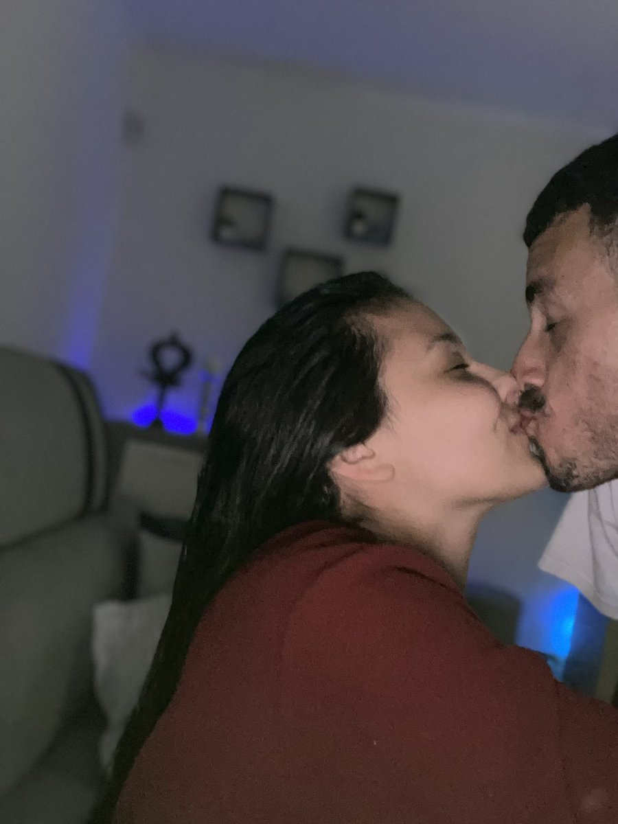 AndreSilva_o's tweet photo. @travassos1709 @Ribeirinha10 Ahahaha, para a semana levas uma beijoca dessas e uma camisa do Benfica como tanto gostas!❤️🦅❤️🦅 https://t.co/2zSeBxt4hI