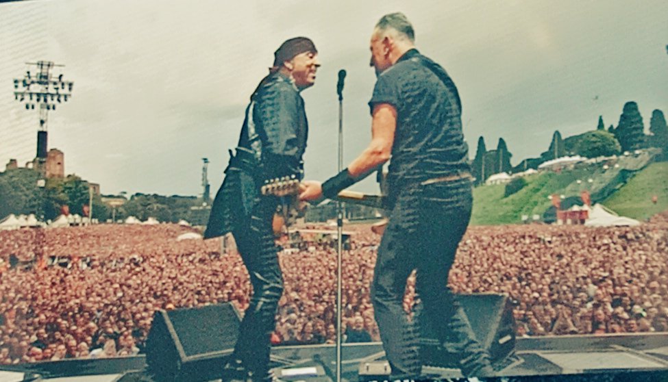 Nixnives1's tweet photo. La E Street Band in stato di grazia
@nilslofgren ispirato
@EStreetMax sempre più potente
@springsteen direttore d'orchestra e di anima.
Grazie.
Era dal 2019 che sognavo di essere lì in mezzo.
#SpringsteenRome2023
#brucespringsteen
#estreetband https://t.co/SmCIwaMg0J