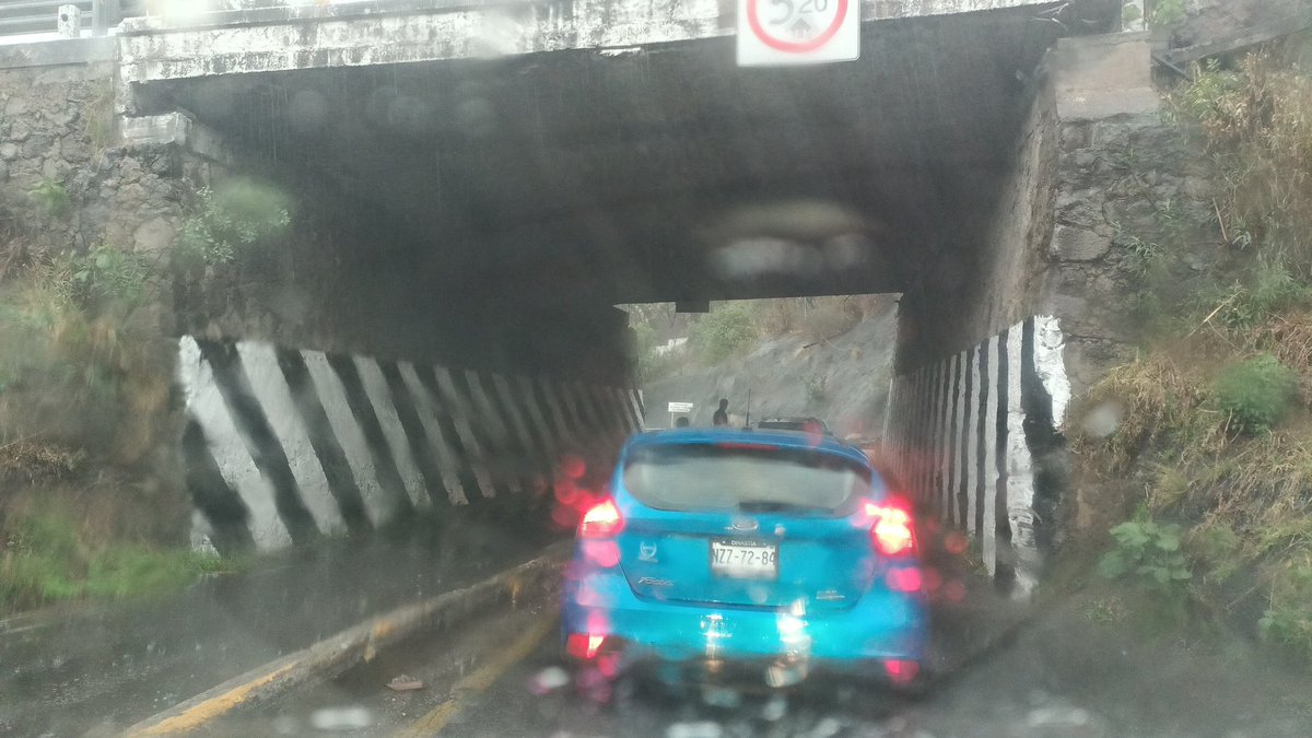 ICrimivan's tweet photo. @NaucalpanToluca Tienes a un auto detenido en el acceso de bosque real dirección lechería https://t.co/2DaeqFTPT9