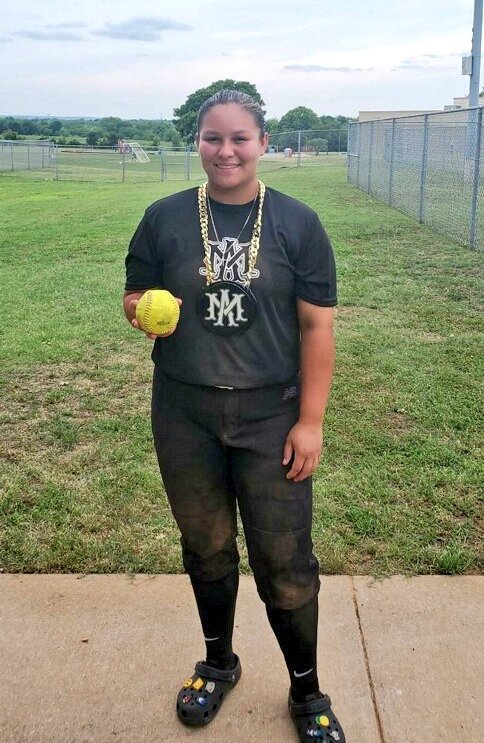 AMNTX18u's tweet photo. 5-2 for our first weekend out the gate not too bad. 2 more 💣 add to make 5 for the weekend #2024 @RyleeGentzel &amp; @Izabell38954241 both hitting over .440 BA with 5 RBIs for the weekend. However #2024 @zaylean88 is out weekends MVP 
.714 BA .727 OBP w/4 RBIs #BuildingSharks https://t.co/eR3VfJQdnL