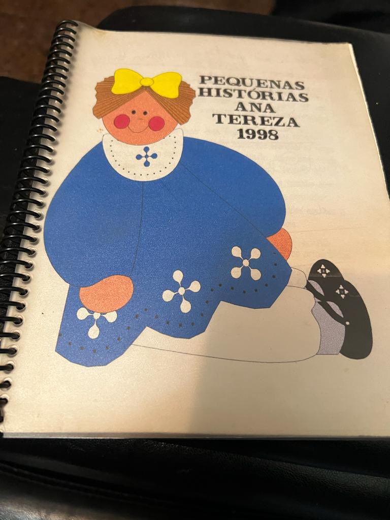 aterezapires's tweet photo. Eu amo escrever. Sempre amei. E teve uma coisa muito linda que minha mãe fez quando eu tinha 06 anos que solidificou essa certeza em mim de forma tão bonita… O perdemos, mas meu primeiro e, ainda(!), único livro publicado foi encontrado - o original, autografado - hoje: https://t.co/fkp98eDraT
