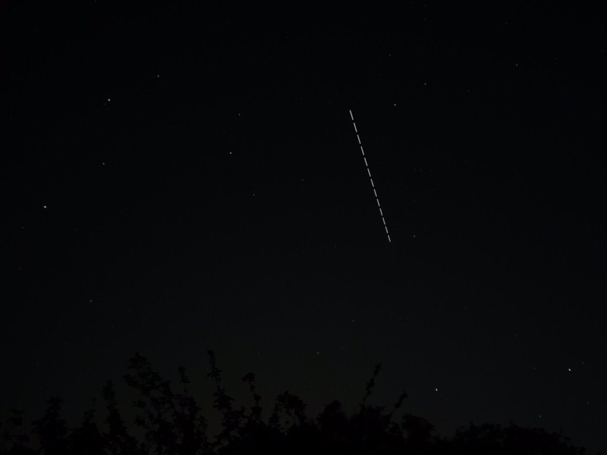 AlastairFox's tweet photo. The Dragon spaceship passing over the New Forest.  The Dragon was seriously quick, chasing the ISS. @VirtualAstro  @SpaceX https://t.co/iDhzuAXPBw
