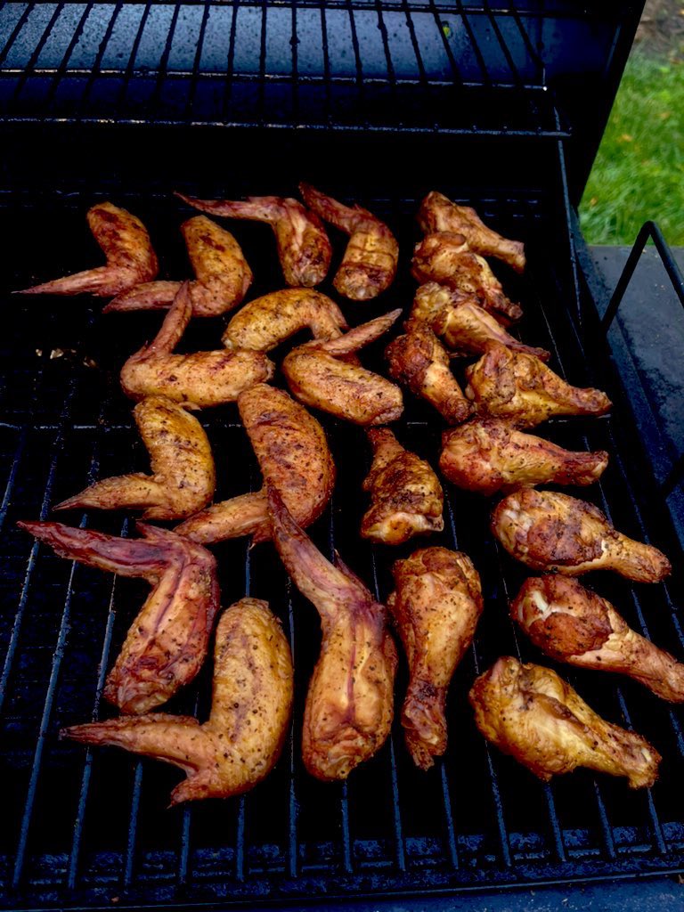 Zhop5's tweet photo. Smoked some wings, low and slow baby, indirect heat! #WingMe ♟ https://t.co/JkRiGPfeNP
