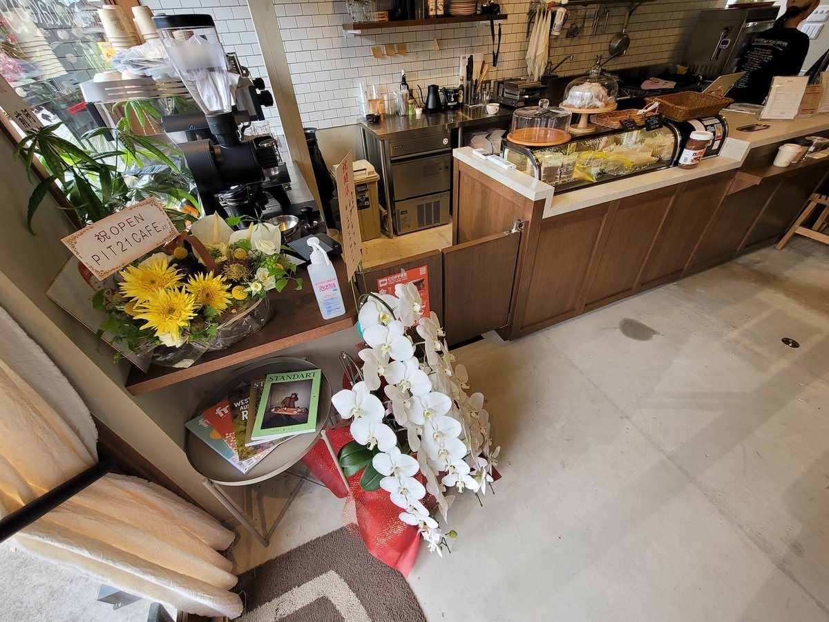 yvfNrK9ytYT9qI7's tweet photo. おはようございます(*´▽｀*)ﾉ))
今朝の朝食は～
金沢市観音堂町 UNBORDER coffee and baked goods.さん～
キャロットケーキとフラットホワイトをいただく～

あとテイクアウトでスコーン、パウンドケーキ、パウンドケーキ(バナナブレッド
)を～

#UNBORDER https://t.co/dBn0vkSdp4