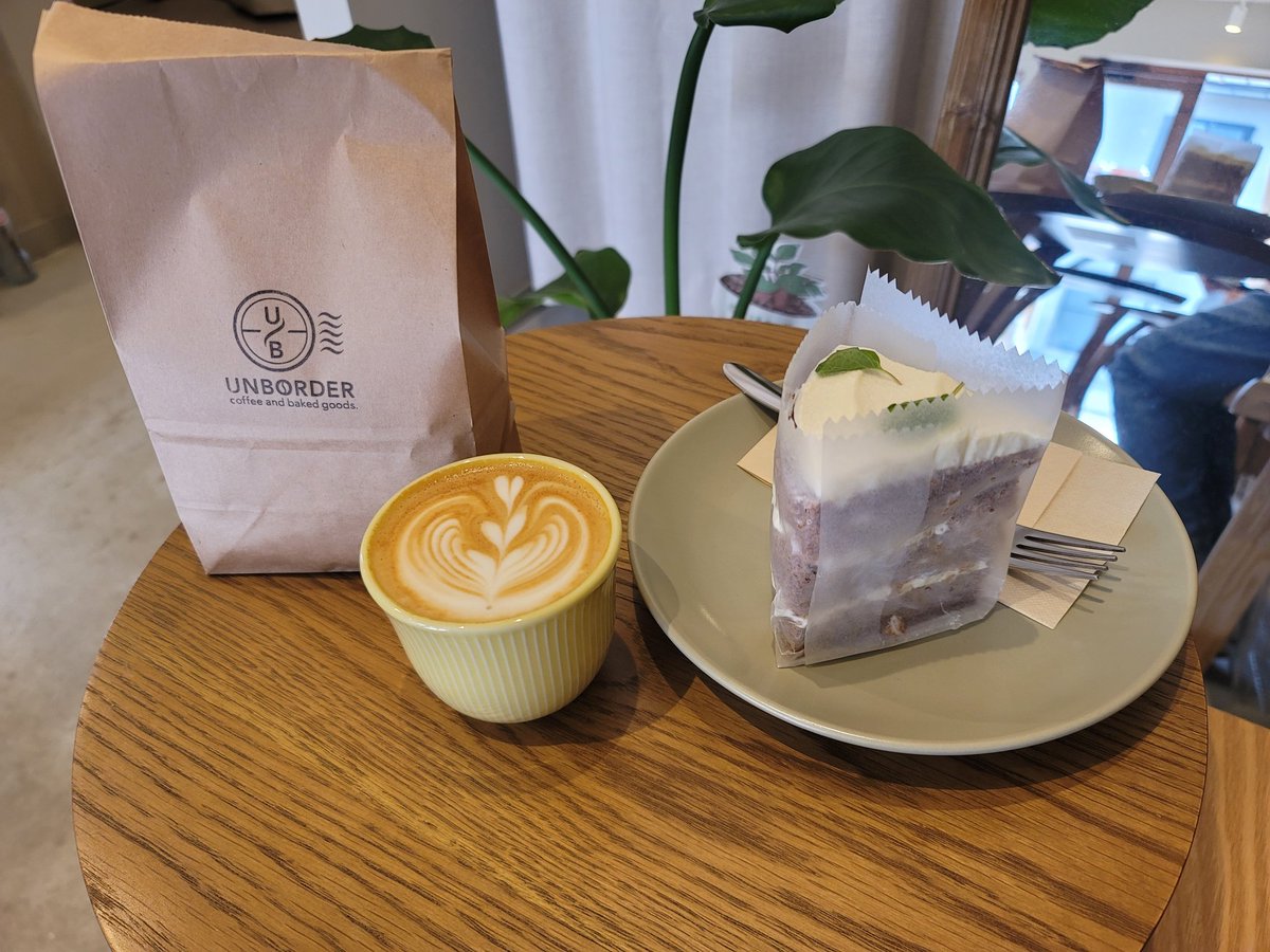 yvfNrK9ytYT9qI7's tweet photo. おはようございます(*´▽｀*)ﾉ))
今朝の朝食は～
金沢市観音堂町 UNBORDER coffee and baked goods.さん～
キャロットケーキとフラットホワイトをいただく～

あとテイクアウトでスコーン、パウンドケーキ、パウンドケーキ(バナナブレッド
)を～

#UNBORDER https://t.co/dBn0vkSdp4