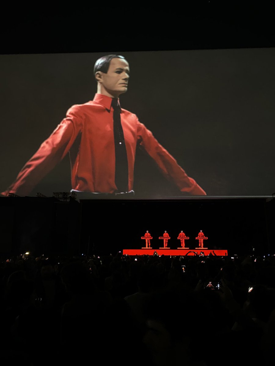 fabiomergulhao's tweet photo. meu 3º show do @kraftwerk 1998, free jazz festival, 2012, Sónar SP e agora, C6 Fest, e foi foda! show histórico. 
#kraftwerk #c6fest https://t.co/aFP0CyBpA1