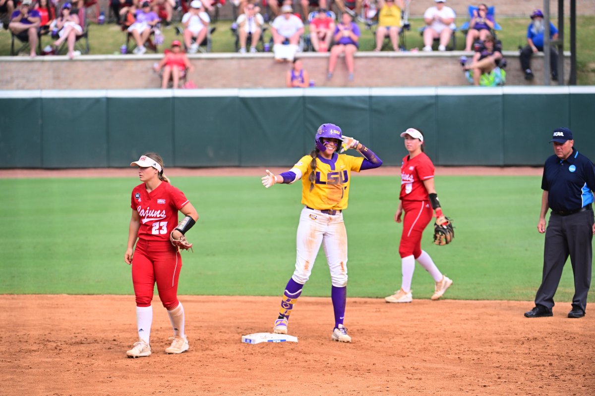 LSUsoftball's tweet photo. Bring 'em in TP
Pleasants singles up the middle to drive in a run
#InOur Element | @Tpleasants17 https://t.co/Z86WFsn87u