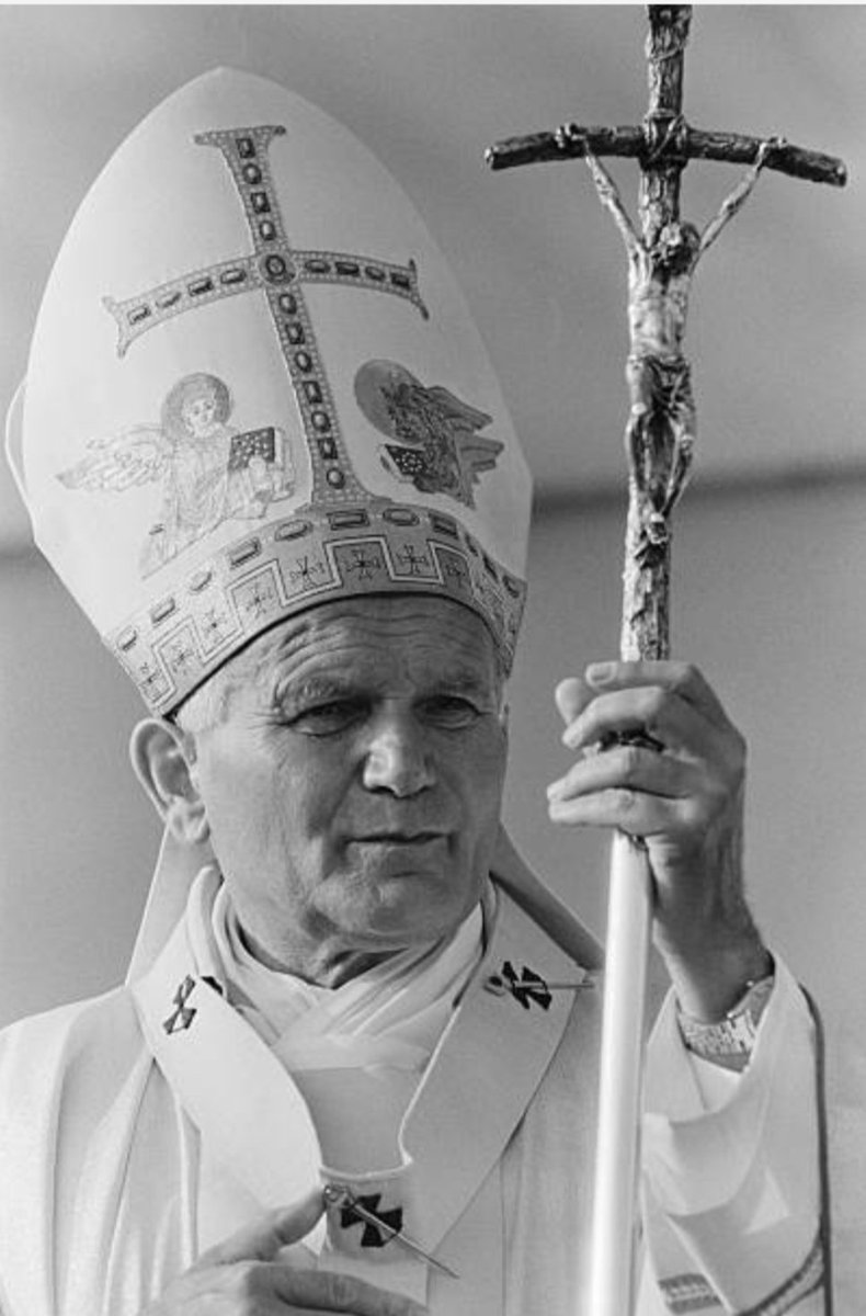 JuanPabloIIela1's tweet photo. El Señor ha salvado al mundo con la cruz; ha devuelto a la humanidad la esperanza y el derecho a la vida con su muerte. No se puede honrar a Cristo si no se le reconoce como Salvador, si no se reconoce el misterio de su santa cruz.
☩ San Juan Pablo II 🇻🇦. https://t.co/KYJjbNwZAR