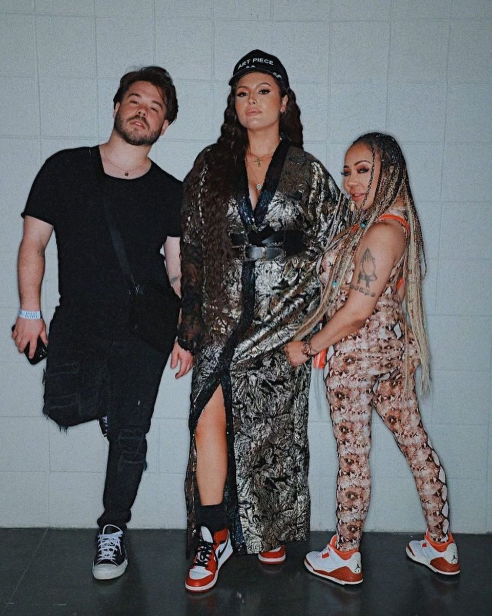 TinyMajorMama's tweet photo. Thanks @maryjbligefor having our artist @AnnieTracy ππ½β€οΈ
#StrengthOfAWoman #MothersDay #ProvideTheVibes @TrickyStewart @RealNickRoses #TimesItByTwo https://t.co/ufeupr7ZmY