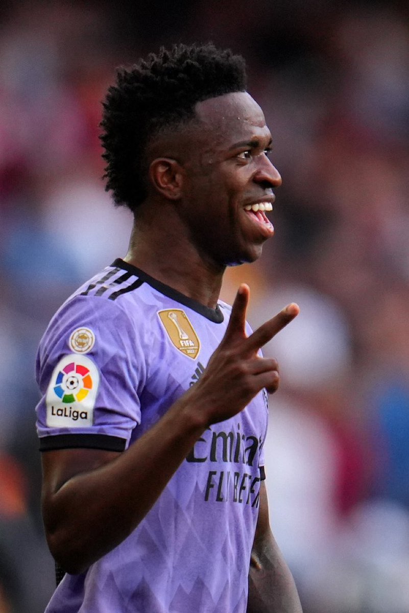 Luiz08tk's tweet image. Chorei umas duas vezes e estou muito mal com tudo que aconteceu hoje. 

Imagina como deve estar o Vinícius Júnior? Ele é a vítima, é quem deveria ser protegido por todos.

Inclusive, se existe uma coisa que não acontece é uma proteção a ele.

É muito triste isso. Força, Vini. ✊🏿