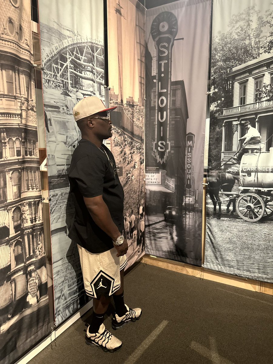 FreeBobbyBostic's tweet photo. #Stlouishistorymusuem studying #artifacts from #history of #stateofmissouri https://t.co/4TlEvpDbLq