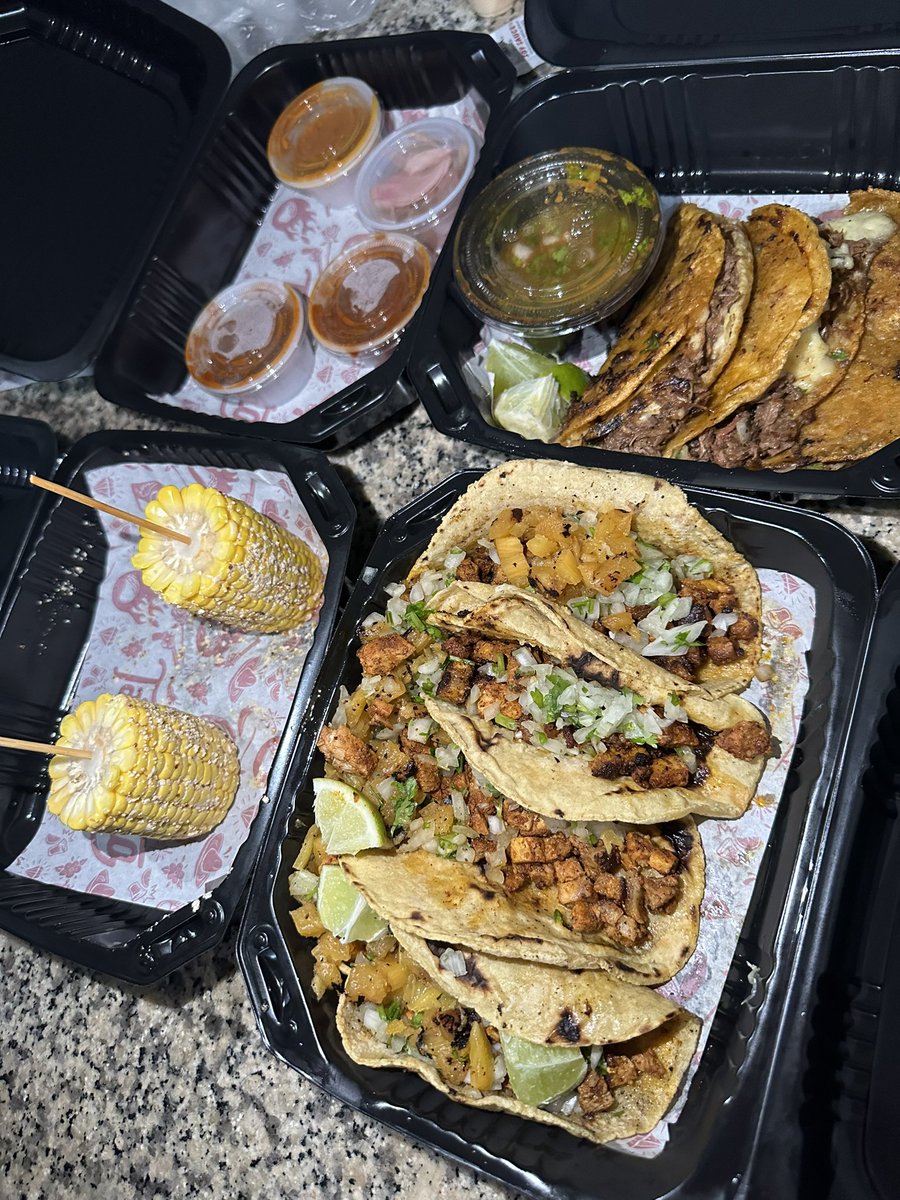 Domingo, lluvia, tacos .. 🌮
Name one better 🔥 🔥 
<a href="/El_Tacoberto/">TACOBERTO</a>