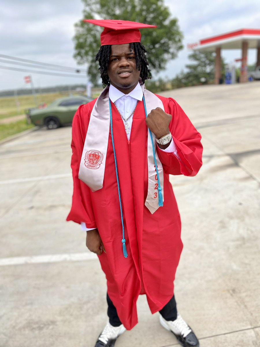 BowderyJakeen's tweet photo. 🩸My Life like a moving IM flipping through Chapters ✌🏽
#classof2023🎓
CCC NEXT STOP https://t.co/HszaWi7bgQ