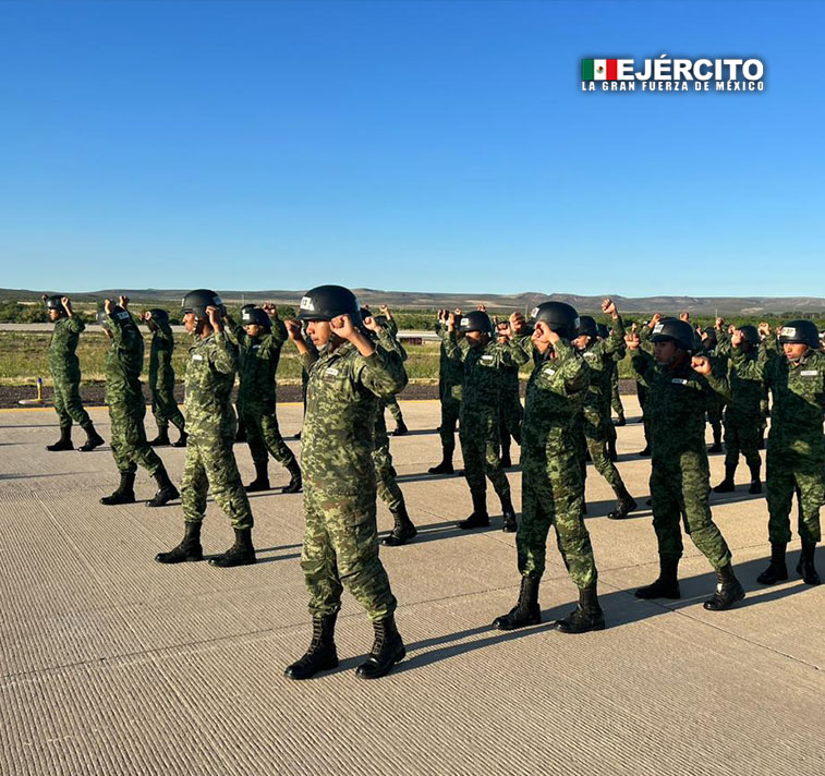 ¡Prácticas de salto en paracaídas!

300 cadetes del #HeroicoColegioMilitar realizan práctica de paracaidismo en #SantaGertrudis #Chihuahua este adiestramiento es parte de su formación como próximos mandos de las pequeñas unidades del Ejército Mexicano.

Fomenta valores y virtudes…
