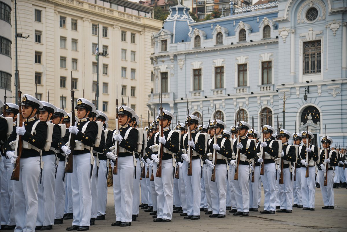 Armada_Chile's tweet photo. Así desfilaron los cadetes de la Escuela Naval Arturo Prat en la ceremonia por el 144º Aniversario del Combate naval de Iquique y Punta Gruesa, enfilando desde el Monumento a la Marina Nacional hacia Playa Ancha.

#MesDelMar
#ComprometidosConElMar https://t.co/2UqJpyGIWa