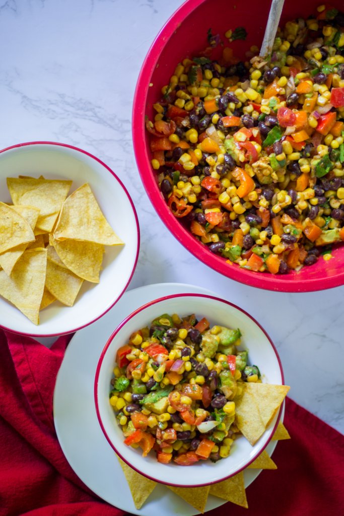 EASY vegan 🤩  cowboy caviar!  This tasty appetizer is packed full of corn, peppers, and tomatoes!

Get the recipe here ⬇️⬇️⬇️
bearplate.com/cowboy-caviar/
#vegan #plantbased #recipe