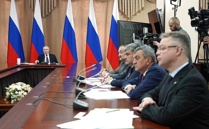 SoftWarNews's tweet photo. PUTIN: "Musuh melakukan provokasi dalam komunitas etnis, mendirikan asosiasi sosiopolitik, yang diduga atas nama rakyat Rusia, yang hanya mewakili diri mereka sendiri dan penopang lainnya, dan tanpa malu-malu menyatakan perlunya apa yang disebut dekolonisasi Rusia. 

Thread https://t.co/kZMkirfURB