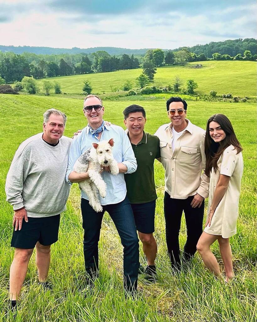 Weekend guests from afar at Elway Hall with fine food, fresh flowers, fuzzy dogs and beautiful weather. Always fun to share our corner of the world with others. Wishing everyone a fantastic week ahead! #spring #weekend #fun #friends #happy #saturday #photo #green #trees #blu…