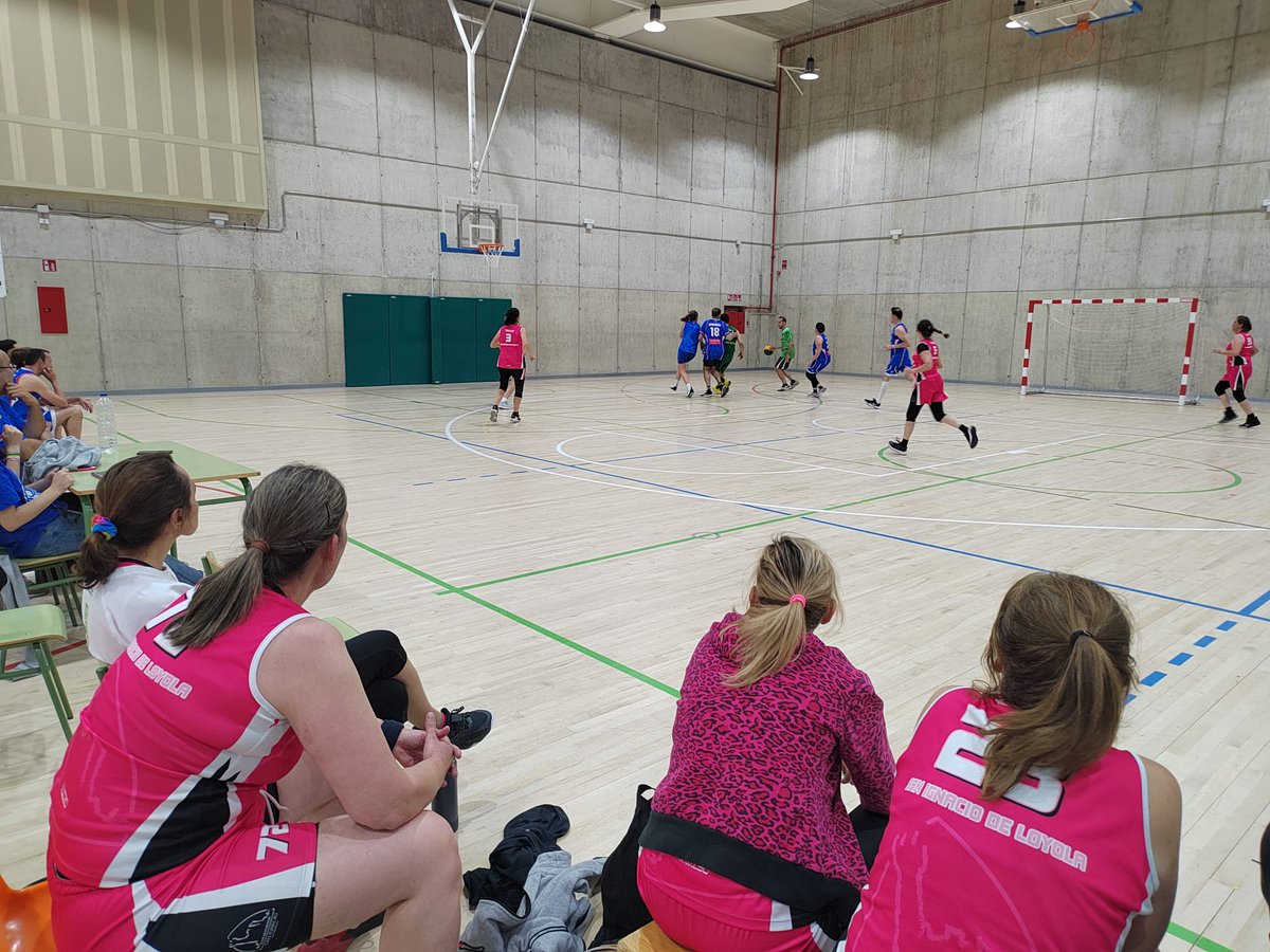 cdsanignacio_'s tweet photo. Gran jornada de #baloncestoover40 la vivida hoy en el #PabellónMaríadeVillota 🏀
#basketladies vs @cblasrozas
#basketgentlemen vs @cblasrozas
#CDSanIgnacioTorrelodones #baloncesto #Torrelodones https://t.co/uvwYpvNgmH