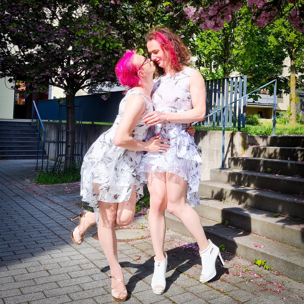 TgLadyK1's tweet photo. Freundschaft ist, wenn Ihr Euch gegenseitig dieselben Ratschläge gebt, aber keiner von Euch sie befolgt.

Wir wünschen Euch einen schönen sonnigen und sommerlich warmen Sonntag!

Friendship is when you give each other the same advice, but neither of you … https://t.co/od1S7Cd9s3 https://t.co/r78DHXRudK
