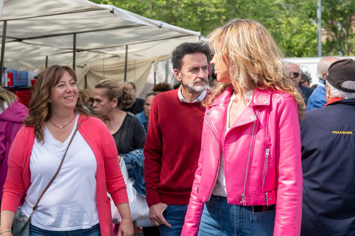 El Mercadillo de #Majadahonda es patrimonio de nuestra ciudad y un impagable reclamo turístico.

Ayer se lo enseñé con orgullo a <a href="/BalEdmundo/">Edmundo Bal</a> y <a href="/ArucaGomez/">Aruca Gómez</a> y pudimos explicar a Antonio, presidente de <a href="/AcoamM/">ACOAM MADRID</a>, nuestro plan para asfaltar y poner 🚻 en cuanto lleguemos a la Alcaldía