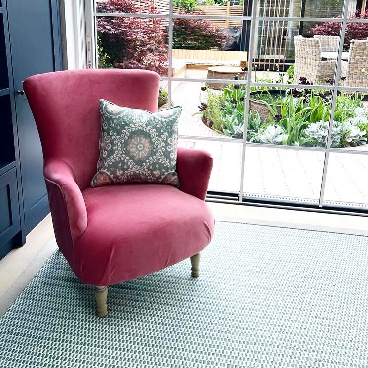 Perfect nook; our ‘Small Repeat Checks’ flatweave with bespoke linen border in this interior designed by the brilliant @lucyvdginteriors 

All our flatweaves can be bordered in an array of different colours and materials - leather, suede, linen, cotton. … instagr.am/p/Csg5kncIrOg/
