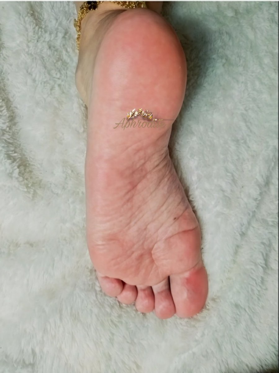 Afroditaa_98's tweet photo. Ya viste el lunar? 👀

#pies #PiesFemeninos #PiesBonitos #onlyfan #Only18 #onlyfans_girl #onlyfanspromo #onlyfanslatinas #latina #mujeresbonitas #feet #feetfethish #feetfinder #feet_lover #feet https://t.co/OEUio7iW0i